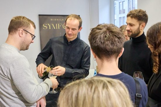 Nalewanie wina Eco Symfonia dla gościa festiwalu przy stoisku Winnicy