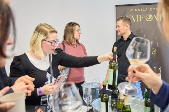 Rozmowa z gośćmi festiwalu przy stoisku Winnicy Eco Symfonia