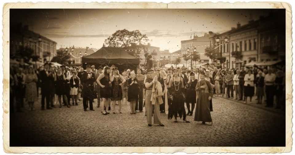Tłum uczestników w strojach z dwudziestolecia międzywojennego na placu Łuczkowskiego w Chełmie podczas RetroFestu